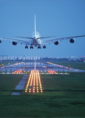 Iluminación de aeropistas a través de luces de aproximación acorde a la normatividad aplicable.